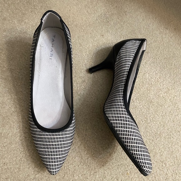 Tahari kitten Women’s heels with/ playful design, Ta-Toby pointed-toe classic - Picture 14 of 16
